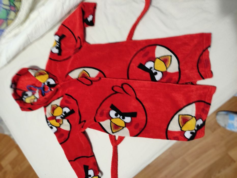 Гарненький тепленький халатик на дівчинку.В гарному стані.