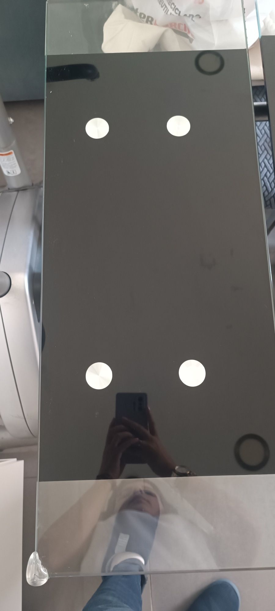Mesa extensível de vidro preta com o pé em inox