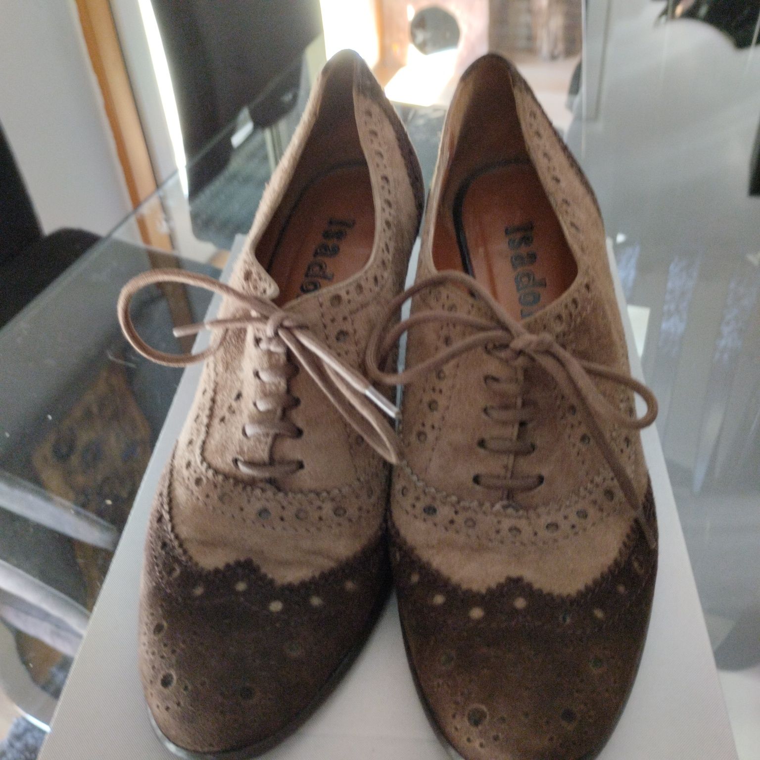 Sapatos de camurça em 2 tons, com atacadores