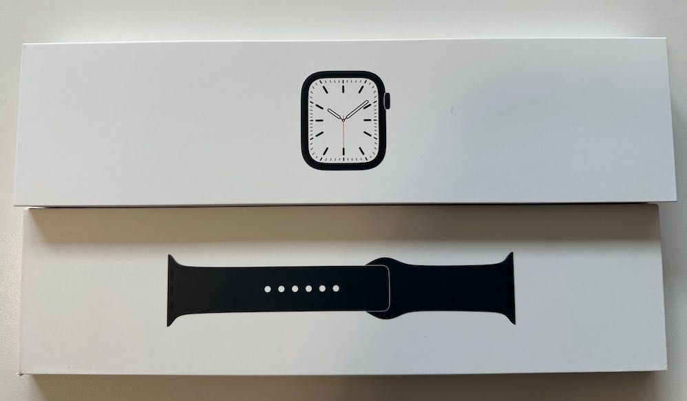 Apple Watch Series 7 45mm Midnight Black com bracelete desportiva