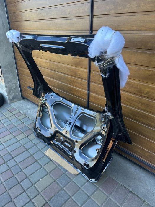 Кришка багажника tesla model Y під фарбування