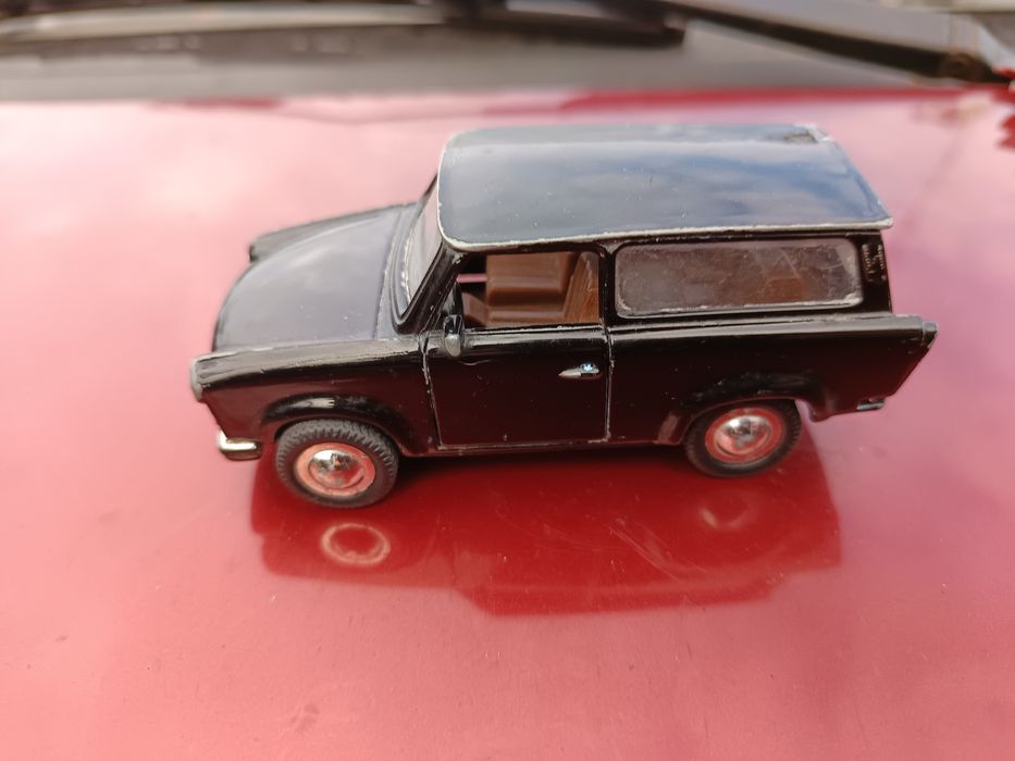 Stary vintage metalowy model kultowego samochodu z NRD Trabant