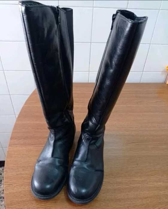 Botas cano alto .