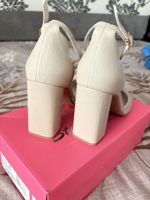 Бежеві босоніжки 38 розмір