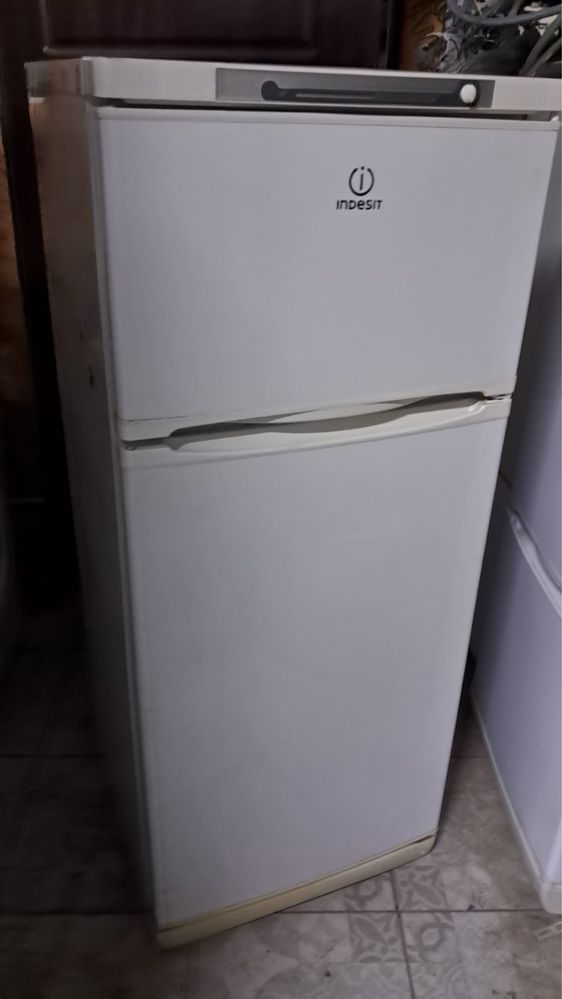 Холодильник Indesit