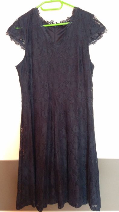 Okazyjna koronkowa sukienka granatowa