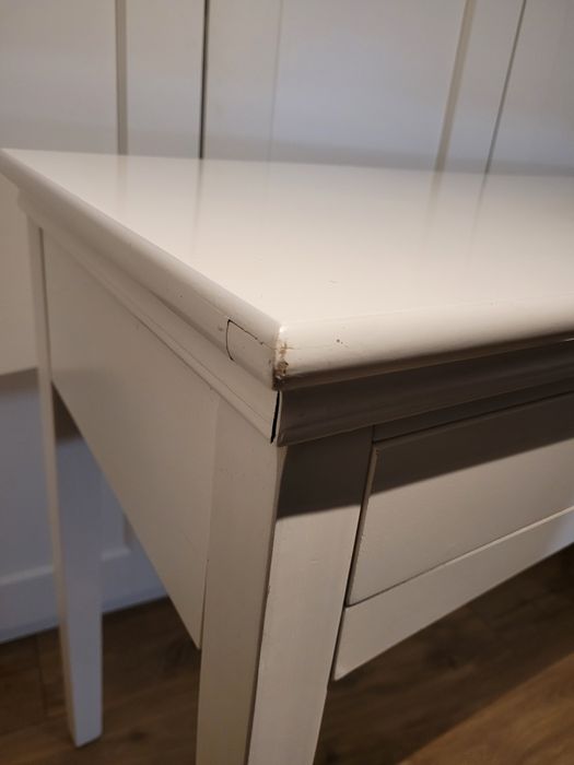 Białe biurko toaletka z lustrem