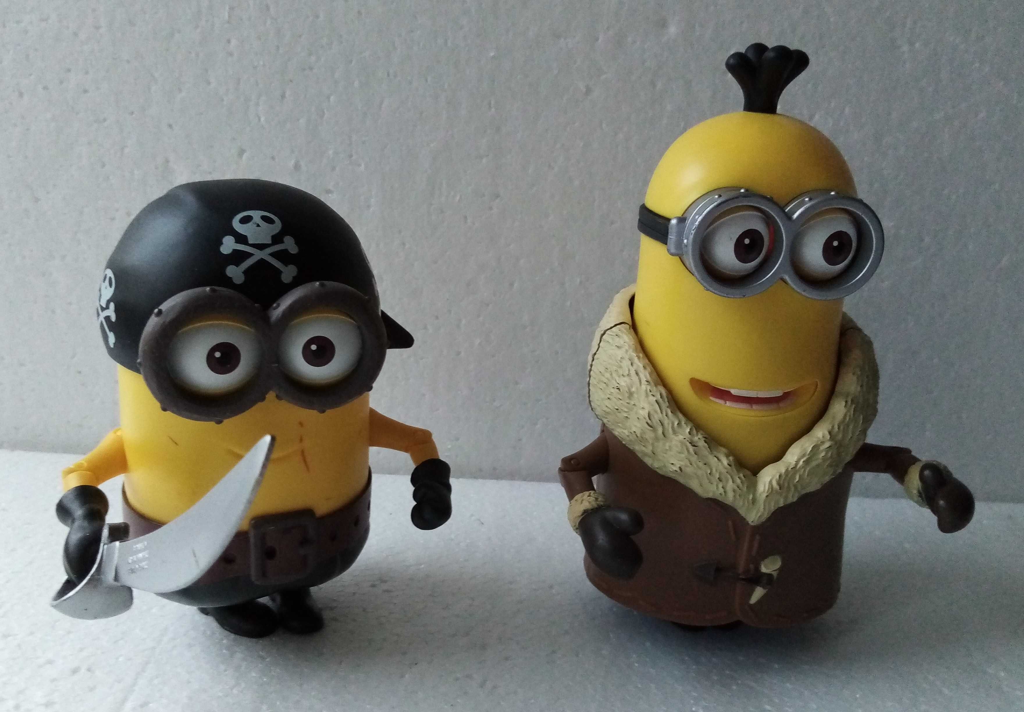 2 Minionki duże akcesoria i stroje pirat, pilot, banan, jaskiniowiec