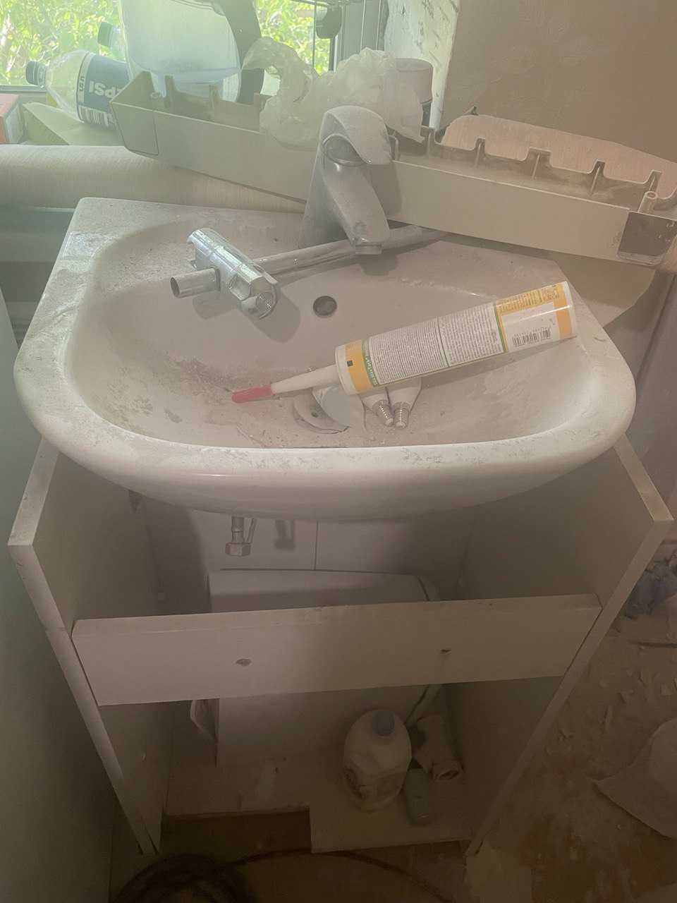 Умивальник, тумба та дзеркало для ванної кімати