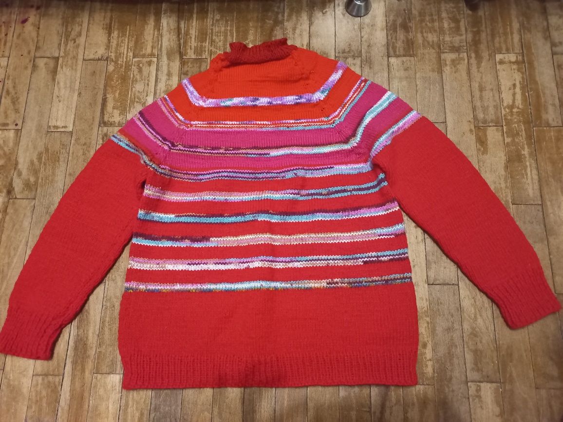 Вязаный свитер ручной работы