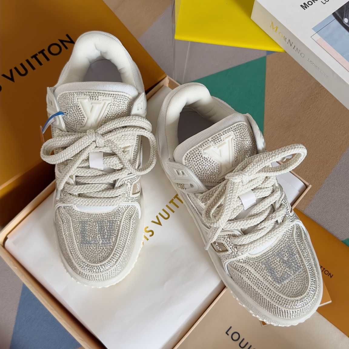 Biały rhinestone LV Trainer sneakers i buty chleba