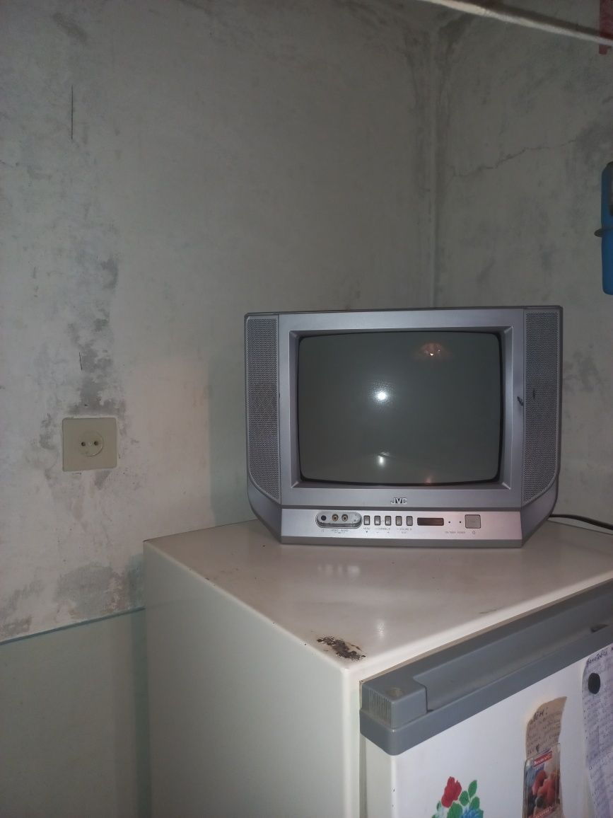 Продам старый маленький телевизор.