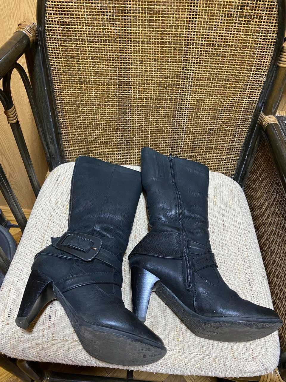 Черные зимние кожаные женские сапоги на каблуке