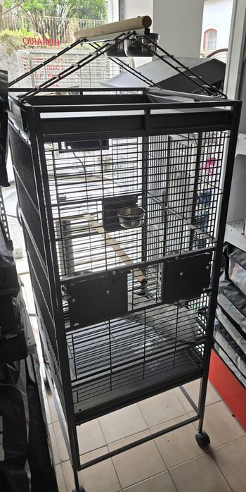 Gaiolas grandes novas em loja