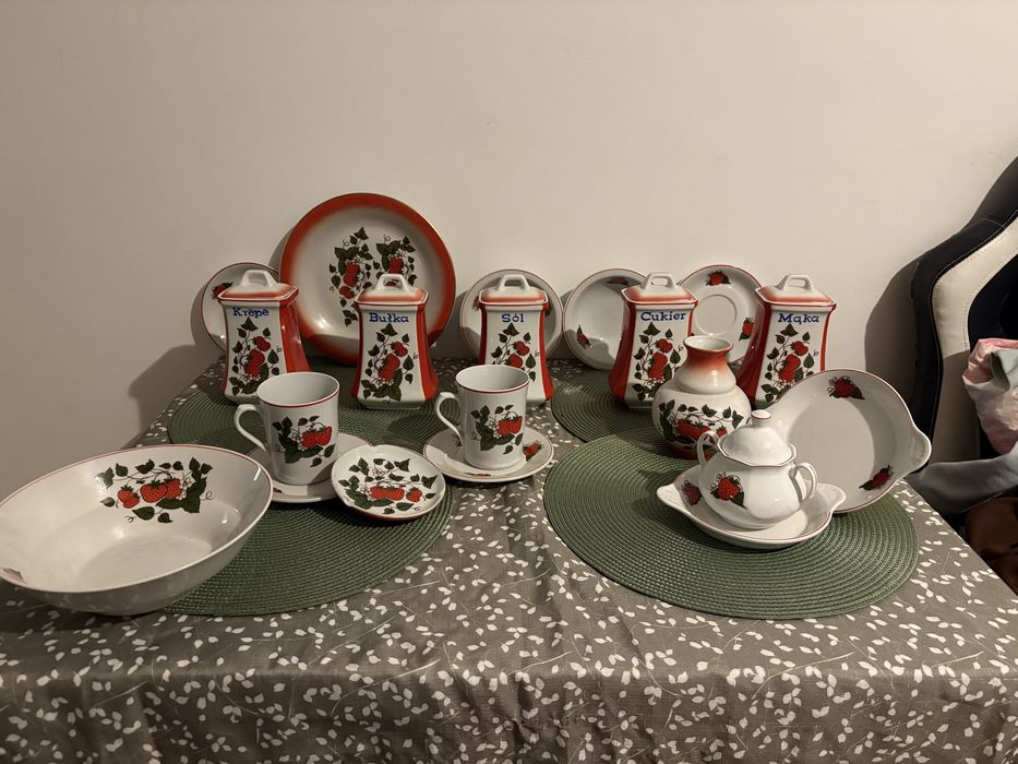Kazzubska porcelana wzór w truskawki Łubiana