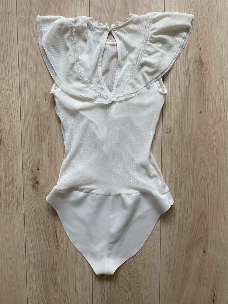 Kremowe koronkowe body S Bershka