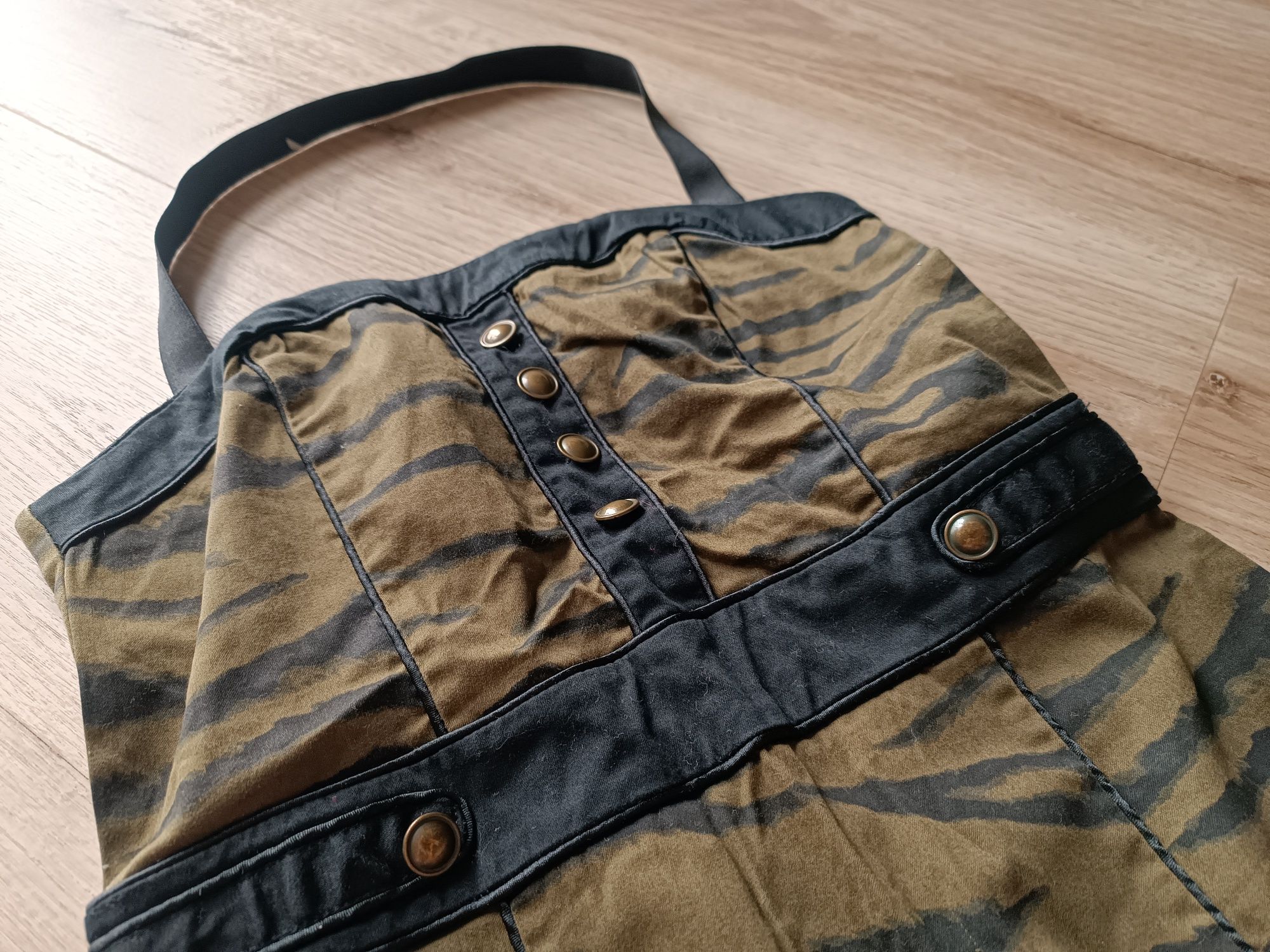 Sukienka mini khaki w tygrysi wzór XS 34