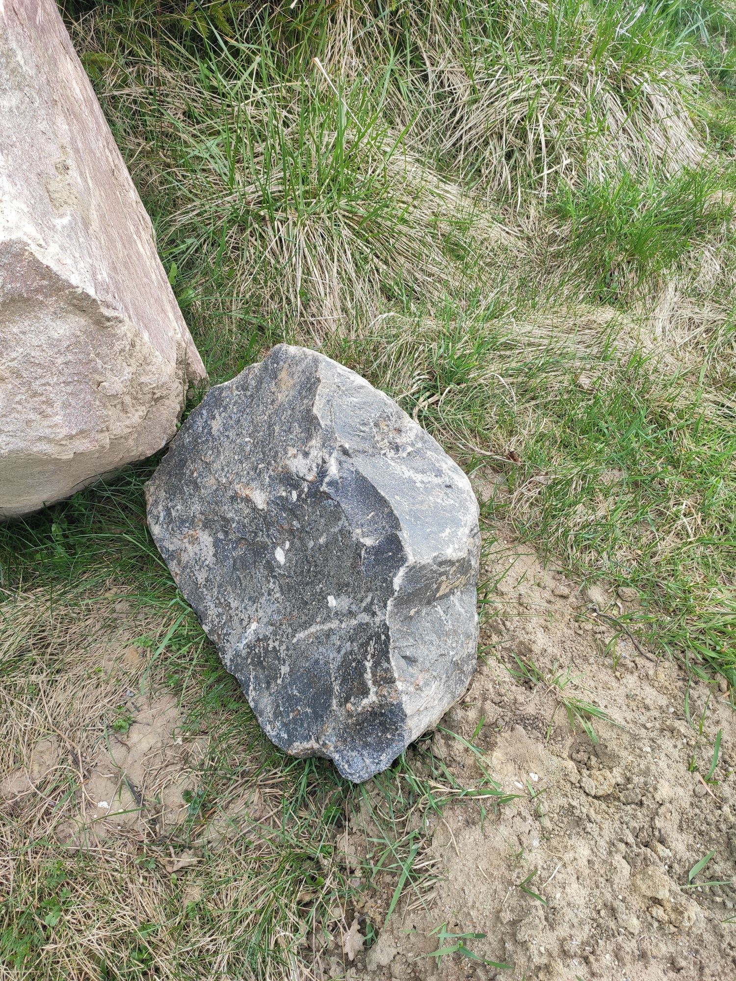 Głazy kamienie ozdobne do ogrodu