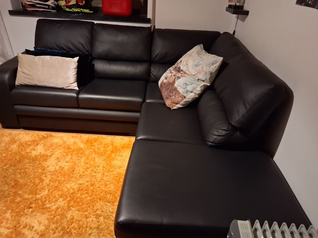 Sofa preto napa com uma imperfeiçao
