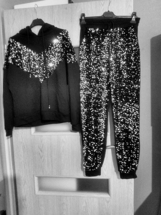 Nowy czarny dres z cekinami