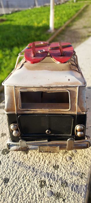 Vende clássico carro de coleção em folha