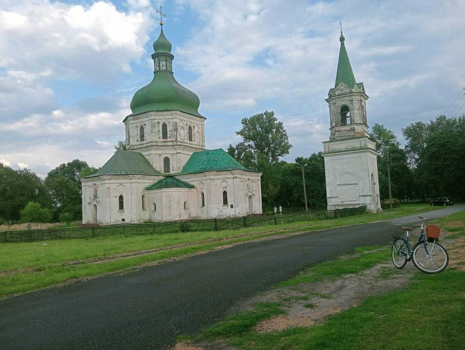 смт Седнів, будинок у центрі  напроти церкви.
