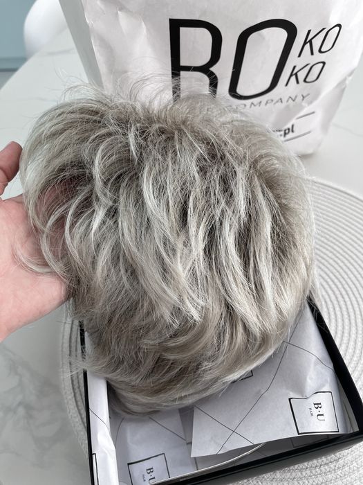 Peruka syntetyczna – krótka, w odcieniu chłodnego blondu