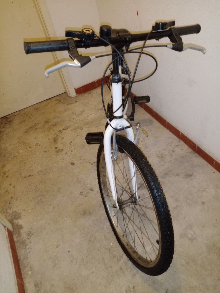 Bicicleta roda 24 35€; para desocupar pegar e andar