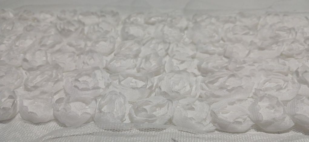 Объемные шифоновые розы на сетке. Ткань розы на сетке. Розы 3D