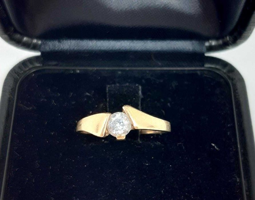 Złoty pierścionek z cyrkonią PR.585 W:1,92gr R.9 InterSKLEP