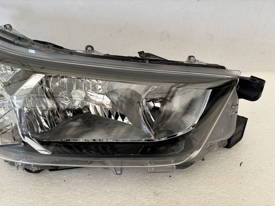 Toyota Hilux VIII 8 lift 20- lampa prawy przód prawa przednia EU