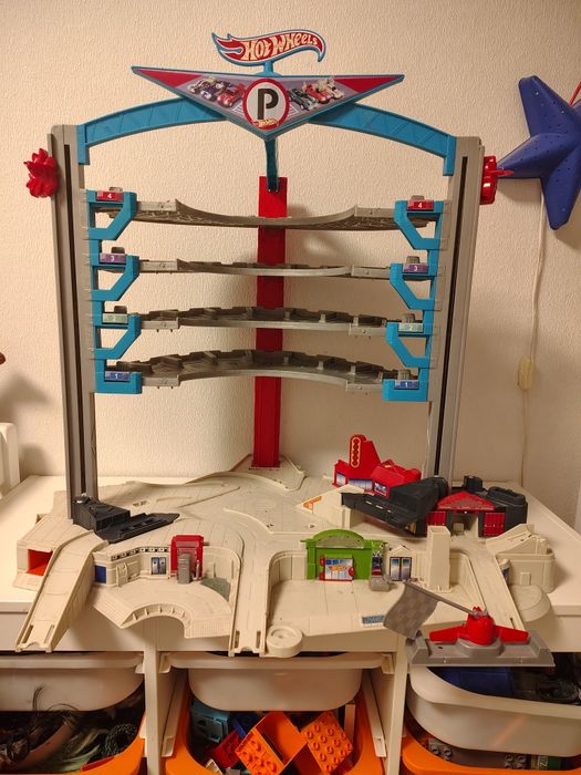Трек гараж Hot wheels Хот вілс