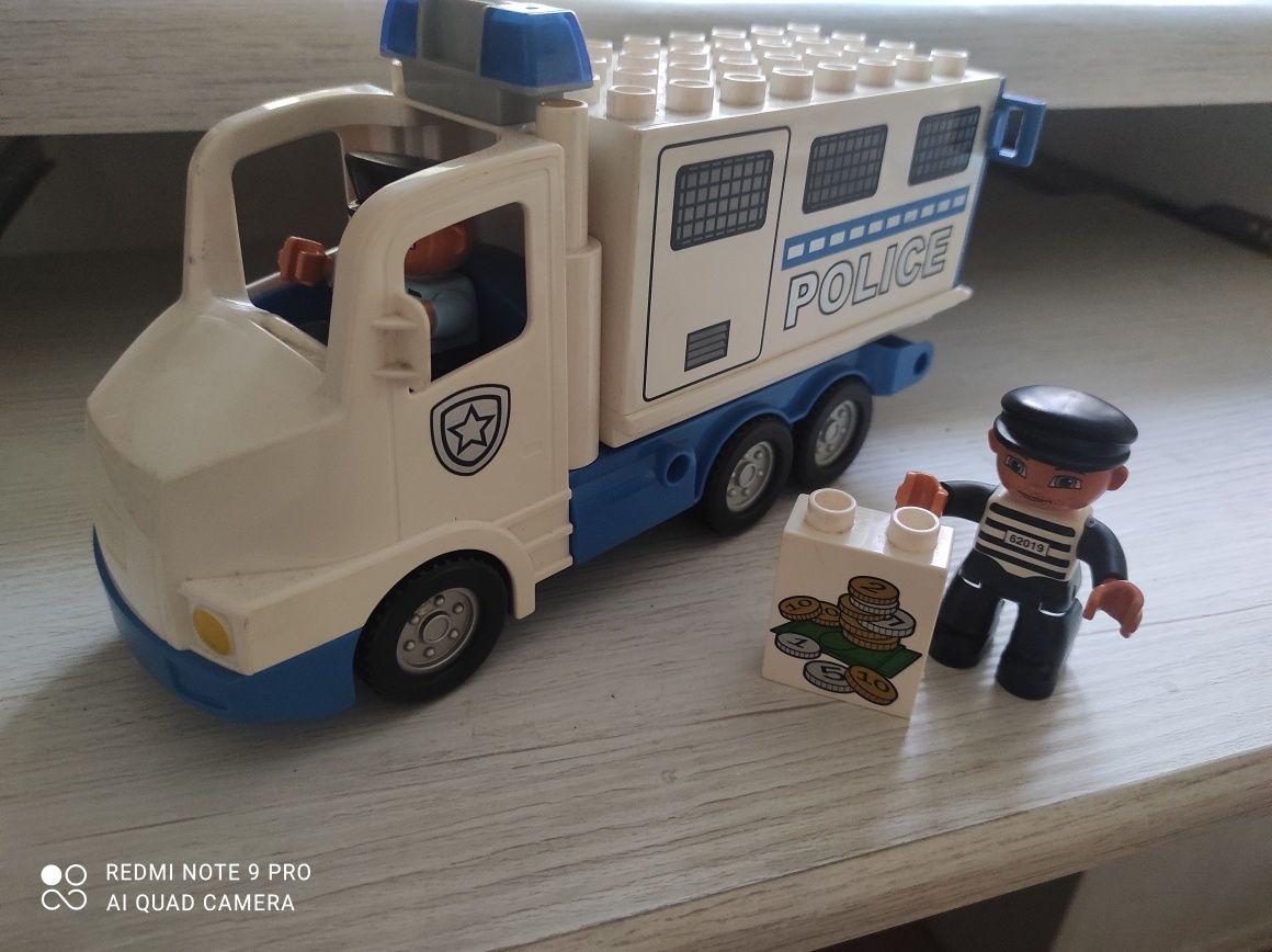 Полицейский автомобиль Lego duplo