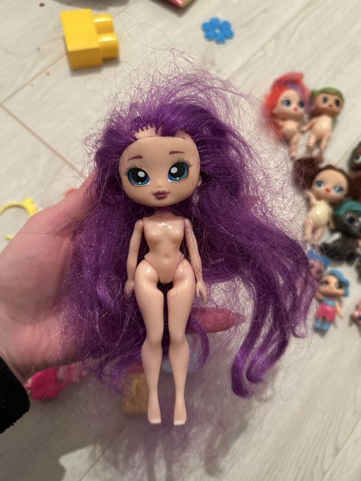 Лялька барбі також є шафа для ляльки барбі