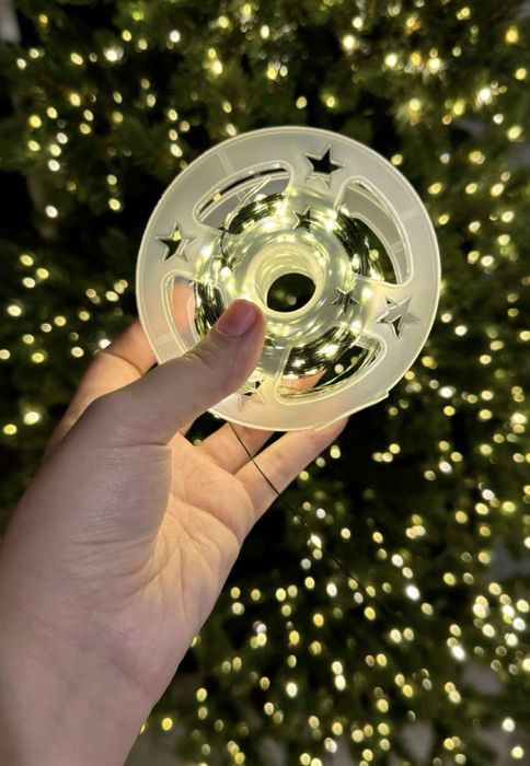 Гірлянда роса на ялинку