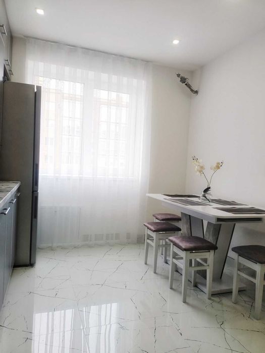 ВІЛЬНА квартира! Руська, ЦЕНТР. Новобудова подобово, погодинно!Все є!