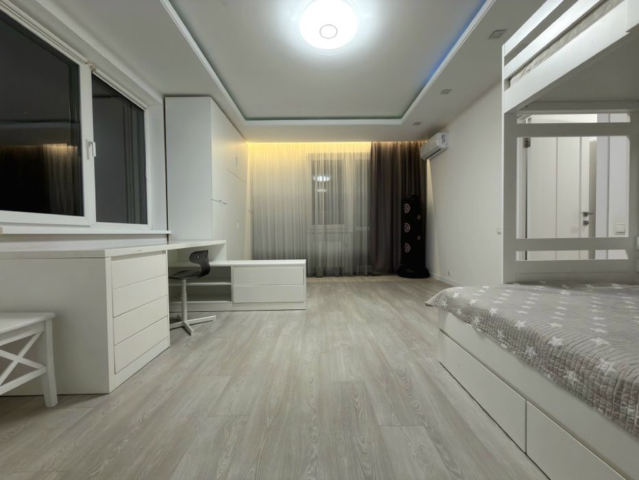 Глушкова 9в, генератор, Іподром, 7 пов, 2 спальні і велика вітальня