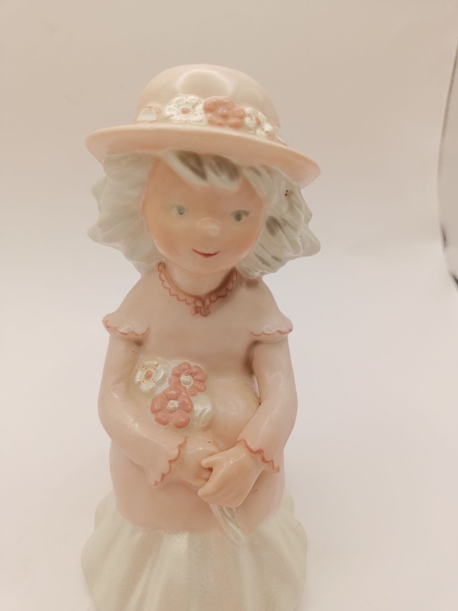 Figurka ceramiczna bosa dziewczynka brzoskwiniowa