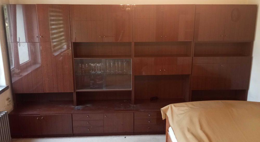 meblościanka - kompletna (różnej wielkości szafki i szuflady)