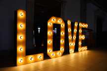 Оренда аренда прокат фотозона LOVE та HBDAY з лампочками
