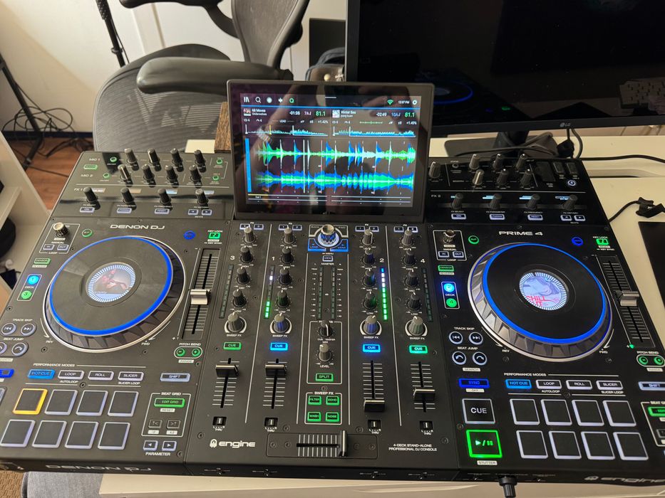 Denon DJ Prime 4 - Black - Barely unused. Small dent