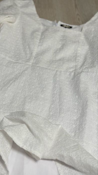 Біла літня сукня з прошви