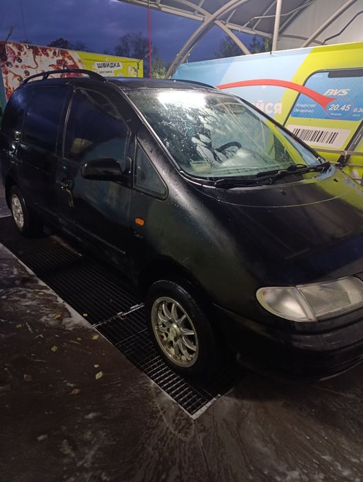 Продам Фольксваген Шаран  бензин 2.0 Л.