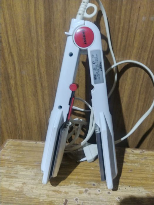 Стайлер, утюжок для волос.