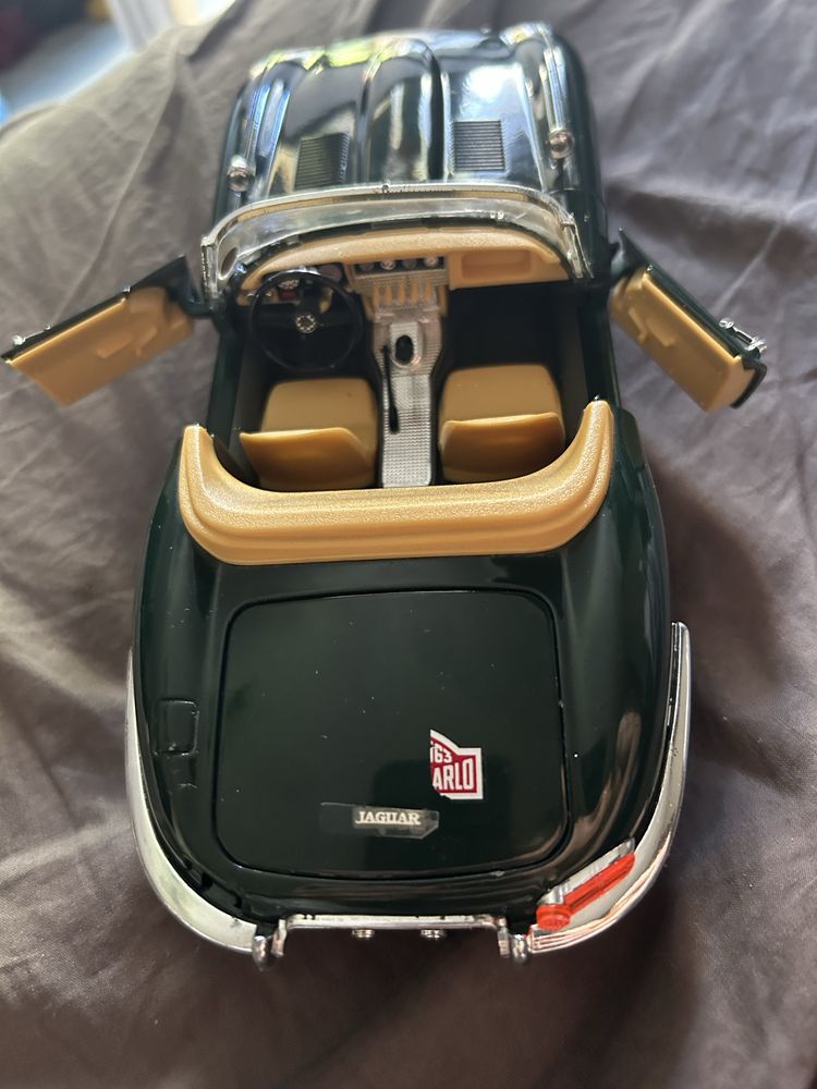 Jaguar “E” 1961 scala 1/18