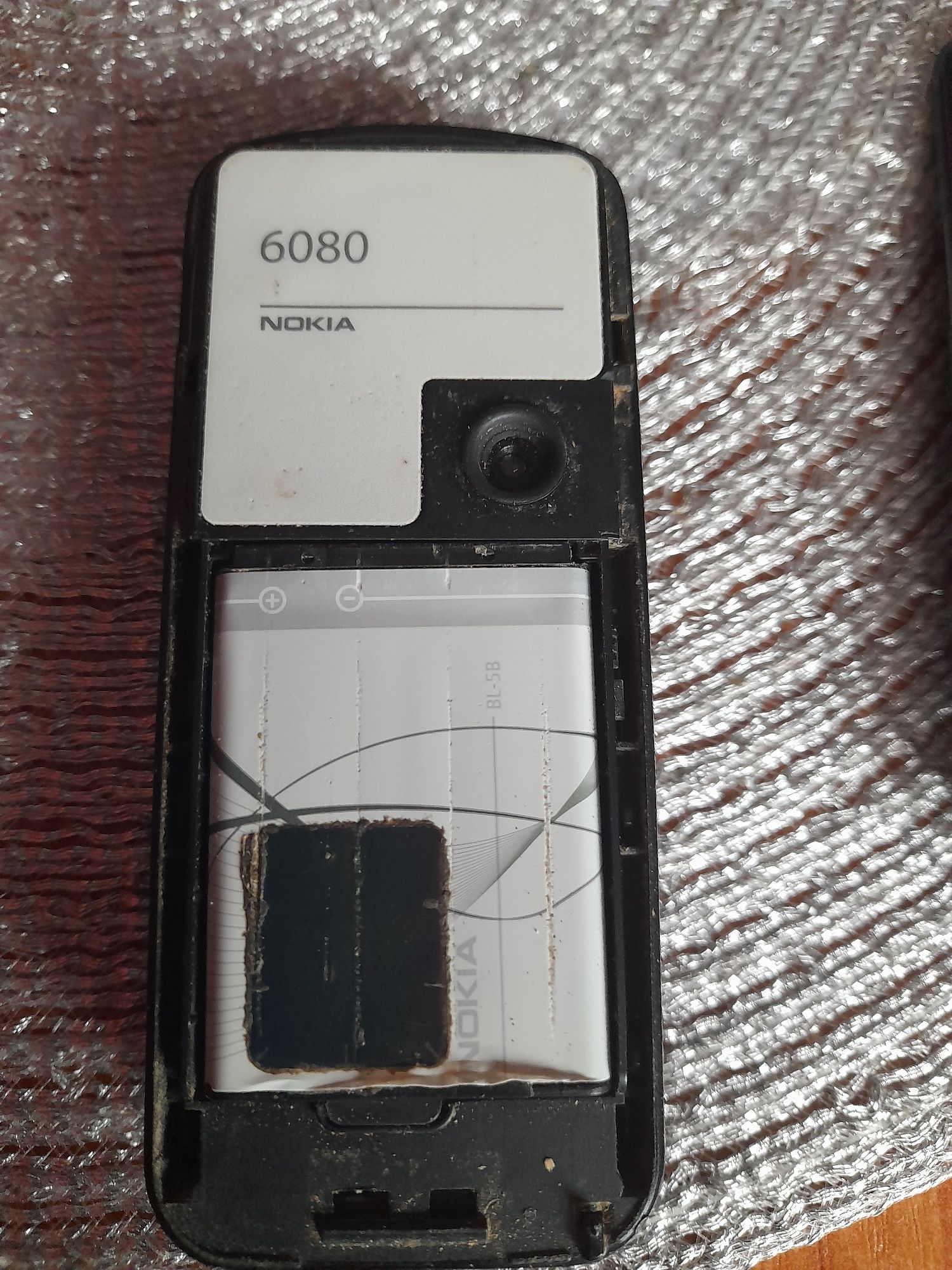 Telefon NOKIA-6080 z ładowarka