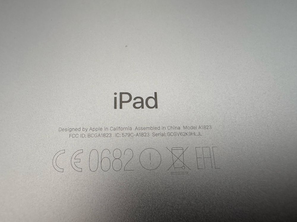 Apple iPad 5th 9,7’’ A1823 Cellular Silver + Klawiatura Logi