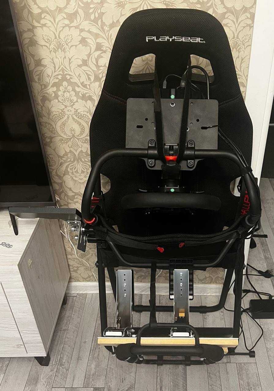 Кокпіт Playseat Challenge з кріпленням під коробку передач