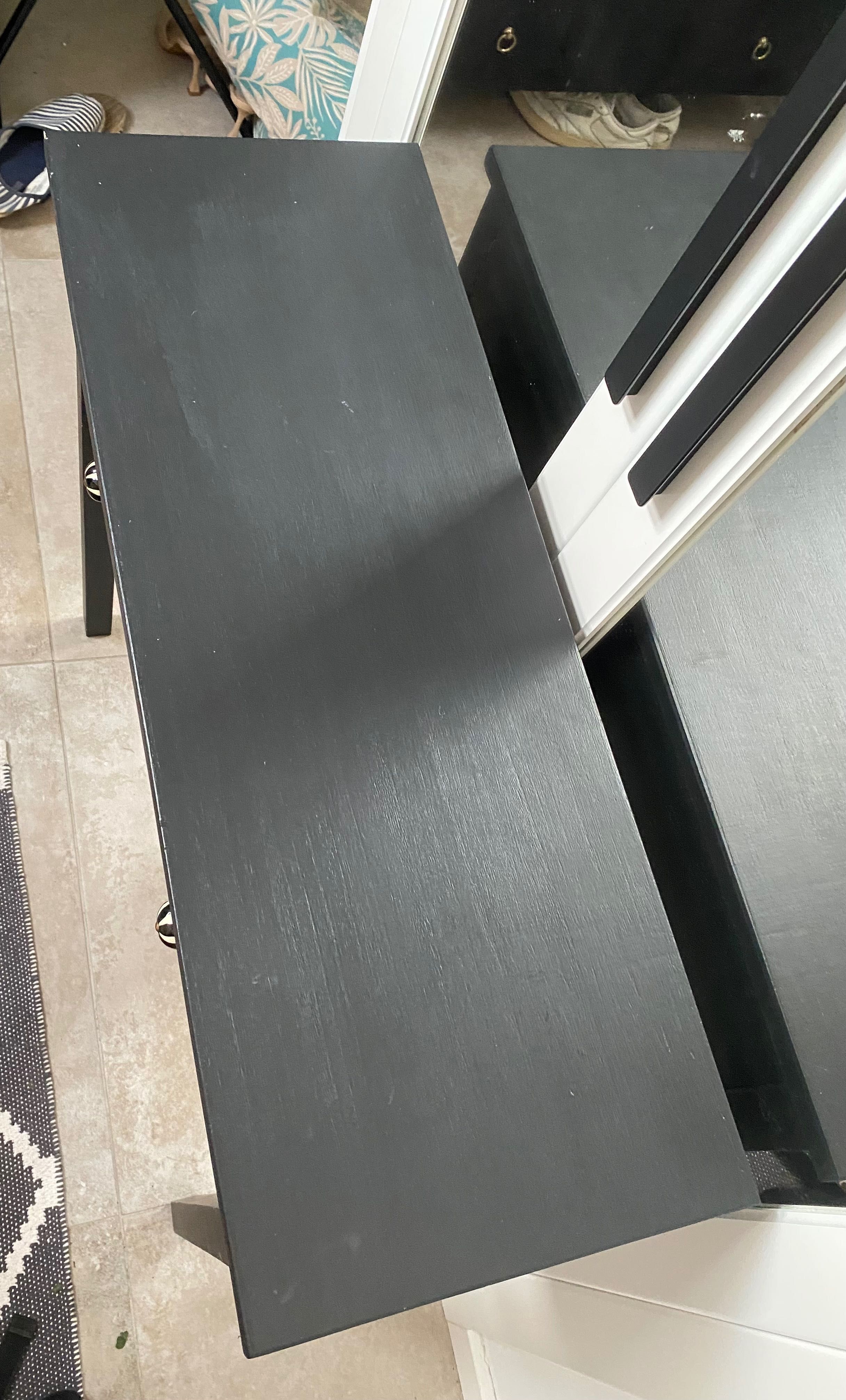 Mesa consola preta com duas gavetas