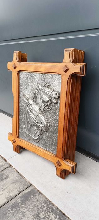 Szafka na klucze cynowa z motywem koni, drewno i cyna, duża